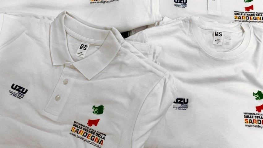 Le polo stampate personalizzate sono la scelta perfetta per chi cerca un capo promozionale economico, creativo e ad alto impatto visivo. 